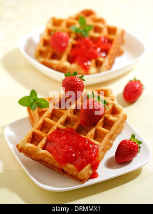 Waffeln mit Erdbeer-Marmelade. Rezept zur Verfügung. Stockfoto