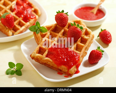Waffeln mit Erdbeer-Marmelade. Rezept zur Verfügung. Stockfoto