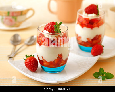 Erdbeeren mit Mascarpone. Rezept zur Verfügung. Stockfoto