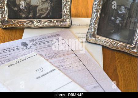 Sterbeurkunde und Willen. Familienregister und Erinnerungen. Stockfoto