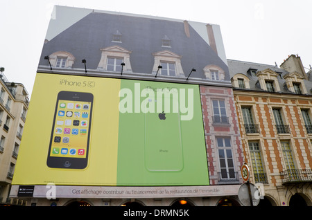 Billboard von Iphone 5 Hülle Gebäude als finanzielle Unterstützung für den Wiederaufbau Place de Vosges, Paris, Frankreich. Stockfoto