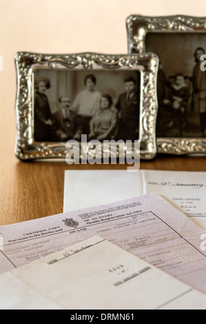 Sterbeurkunde und Willen. Familienregister und Erinnerungen. Stockfoto