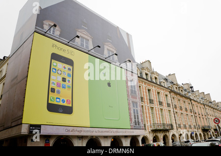 Billboard von Iphone 5 Hülle Gebäude als finanzielle Unterstützung für den Wiederaufbau Place de Vosges, Paris, Frankreich. Stockfoto