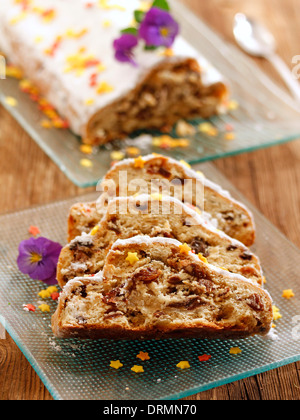 Marzipan-Kuchen mit Rosinen (Stollen). Rezept zur Verfügung. Stockfoto