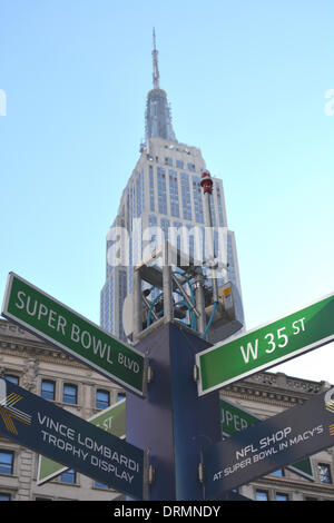 New York City, NY, USA. 29. Januar 2014. Anzeichen für verschiedene Super Bowl Aktivitäten in Herald Square.  Empire State Building im Hintergrund. Bildnachweis: Christopher Penler/Alamy Live-Nachrichten Stockfoto