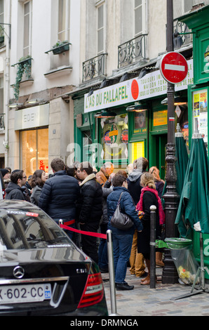 Menge aufgereiht am L'As du Fallafel, Falafel, koscher Middle Eastern Restaurant im Marais in Paris, Frankreich. Stockfoto