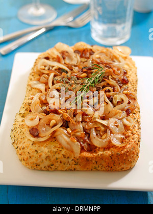 Focaccia mit karamellisierten Zwiebeln. Rezept zur Verfügung. Stockfoto