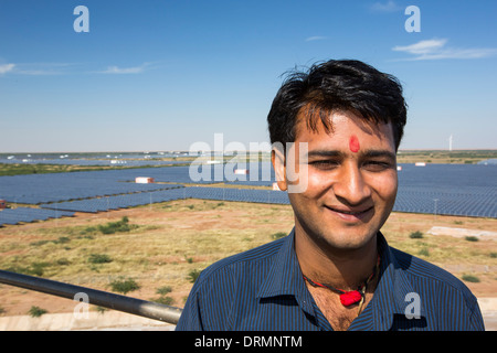 Asiens größte solar Popwer Bahnhof, der Gujarat-Solarpark in Gujarat, Indien. Es hat eine installierte Leistung von 1000 MW Stockfoto