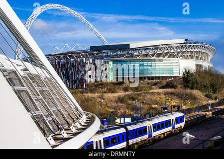 Wembley-Stadion mit der Stadion-Station unten Stockfoto