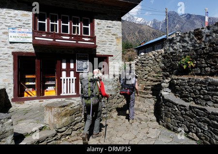 Zwei Trekker in Nepal Dorf auf dem Everest Base Camp Trek Stockfoto