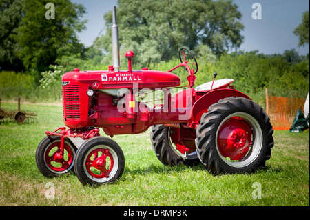 International Harvester FARMALL Traktor restauriert und auf der Messe in England Stockfoto