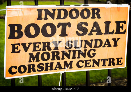 Beachten Sie in der Stadt, die Beratung von wöchentlichen Indoor Boot-Verkauf in Großbritannien Stockfoto