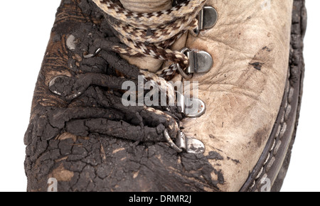 Teil des alten schmutzigen Trekkingschuh isoliert auf weißem Hintergrund. Detailansicht. Stockfoto