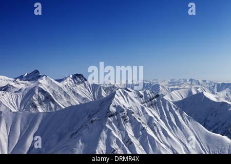 Schneebedeckte Felsen im schönen Sonnetag, Blick vom Skihang. Kaukasus, Georgien, Skigebiet Gudauri. Stockfoto