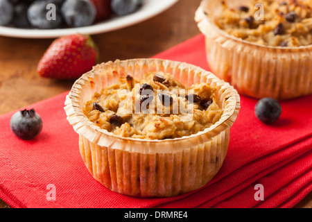 Hausgemachtes Frühstück Haferflocken Muffins mit Schokoladenstückchen Stockfoto