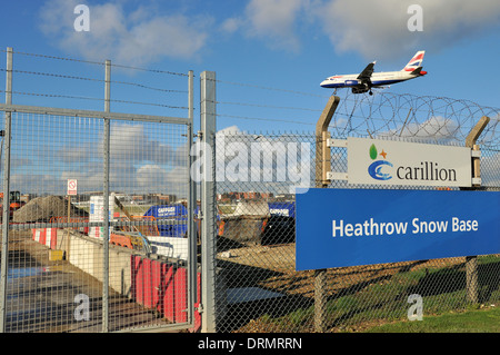 Carillion arbeitet derzeit an der erweiterten 'Snow Base' am Flughafen London Heathrow. Ausgelöst durch das schwere Winterwetter von 2010. Landung des Flugzeugs Stockfoto
