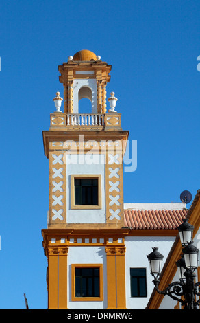 Der Turm des Colegio Publico Campo Del Sur (Public School) in Cadiz, Andalusien, Spanien. Stockfoto