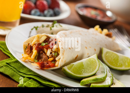 Herzhafte Chorizo Frühstück Burrito mit Eiern, Käse und Blutwurst Stockfoto