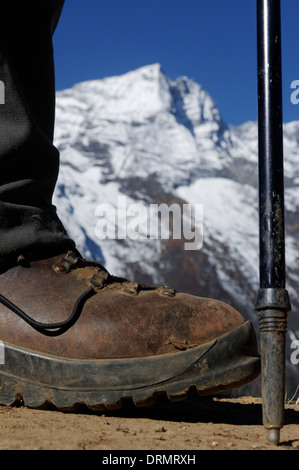 Ein Wanderer-Stiefel und Beine auf den Everest base camp Trek im Himalaya Stockfoto