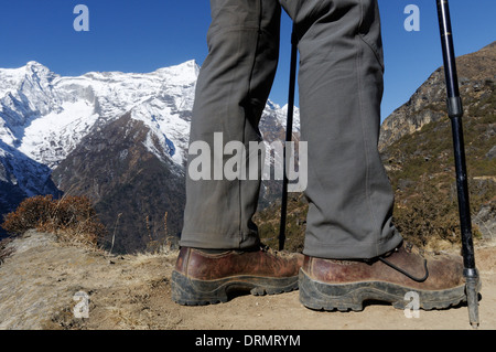 Ein Wanderer-Stiefel und Beine auf den Everest base camp Trek im Himalaya Stockfoto