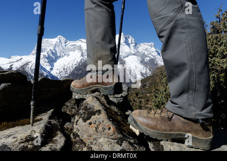 Ein Wanderer-Stiefel und Beine auf den Everest base camp Trek im Himalaya Stockfoto