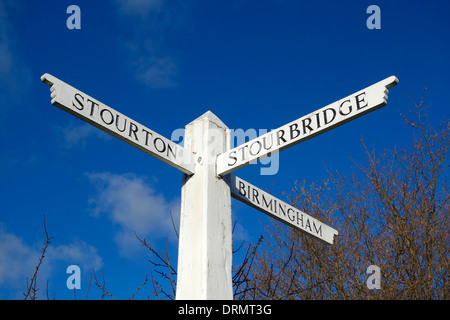 Wegweiser aus Holz auf Stourbridge Canal, Stourbridge, West Midlands, England, UK Stockfoto