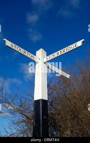 Wegweiser aus Holz auf Stourbridge Canal, Stourbridge, West Midlands, England, UK Stockfoto