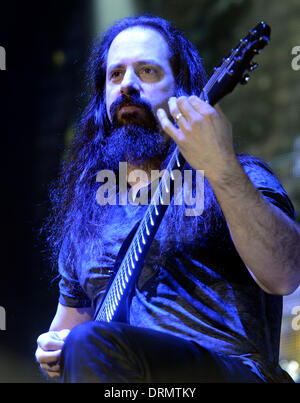 Prag, Tschechische Republik. 29. Januar 2014. John Petrucci von Dream Theater führt in Prag, Tschechische Republik, 29. Januar 2014. © Michal Krumphanzl/CTK Foto/Alamy Live-Nachrichten Stockfoto