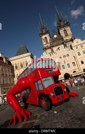 London Booster des tschechischen Künstlers David Cerny ist Push-ups auf dem Altstädter Ring in Prag. Stockfoto