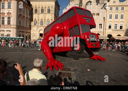 London Booster des tschechischen Künstlers David Cerny ist Push-ups auf dem Altstädter Ring in Prag. Stockfoto