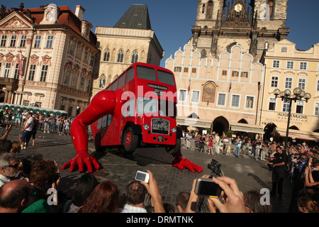 London Booster des tschechischen Künstlers David Cerny ist Push-ups auf dem Altstädter Ring in Prag. Stockfoto