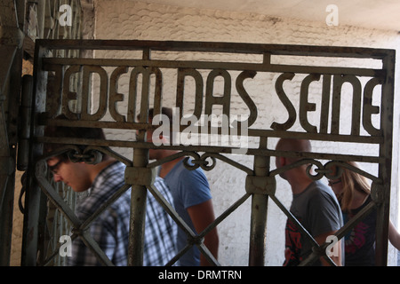 Jedem Das Seine. Besucher passieren das Haupttor des KZ Buchenwald bei Weimar, Deutschland. Stockfoto