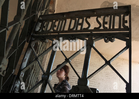 Jedem Das Seine. Besucher passieren das Haupttor des KZ Buchenwald bei Weimar, Deutschland. Stockfoto