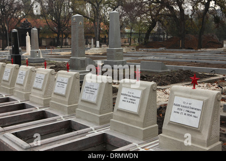 Neue Grabsteine der sowjetischen gefallenen Soldaten während des Ungarnaufstands (1956) installiert bei den Restaurierungsarbeiten an das Sowjetische Ehrenmal am Kerepesi Friedhof in Budapest, Ungarn. Rund 7.280 sowjetischen während der Schlacht um Budapest 1944-1945 gefallenen Soldaten, auf dem Kerepesi Friedhof begraben sind. Restaurierungsarbeiten am Friedhof haben dauerte zwei Jahre und von russischen Milliardär Andrei Skoch bezahlt werden. Stockfoto