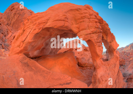 Brezel Arch, Valley of Fire State Park, Nevada, ein weiterer Bogen Framing Stockfoto