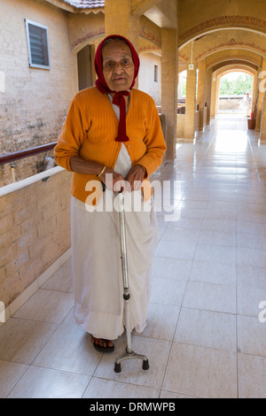 Eine ältere Bewohner im Altersheim im Muni Seva Ashram in Bilgoraj, in der Nähe von Vadodara, Indien Stockfoto