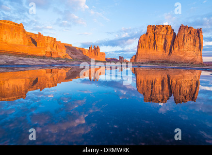 Courthouse Towers spiegelt sich im Regen-Pool. Arches-Nationalpark, Utah die Orgel, Sheep Rock und drei Klatsch Stockfoto