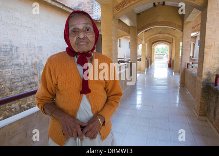 Eine ältere Bewohner im Altersheim im Muni Seva Ashram in Bilgoraj, in der Nähe von Vadodara, Indien Stockfoto