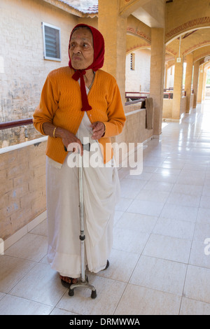 Eine ältere Bewohner im Altersheim im Muni Seva Ashram in Bilgoraj, in der Nähe von Vadodara, Indien Stockfoto