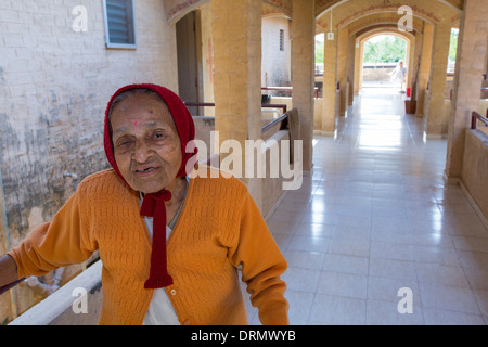 Eine ältere Bewohner im Altersheim im Muni Seva Ashram in Bilgoraj, in der Nähe von Vadodara, Indien Stockfoto