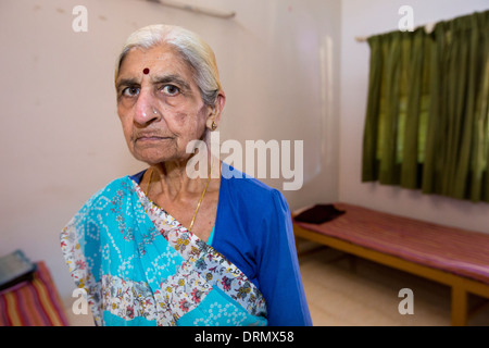 Eine ältere Bewohner im Altersheim im Muni Seva Ashram in Bilgoraj, in der Nähe von Vadodara, Indien Stockfoto