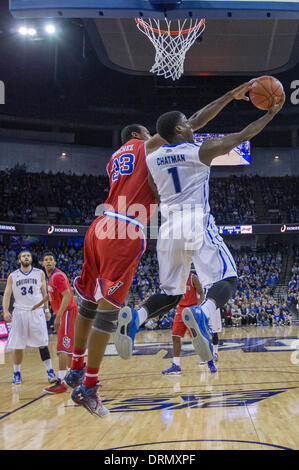 Omaha, Nebraska, USA. 28. Januar 2014. 28. Januar 2014 - Omaha, NE US - Creighton Bluejays Wache Austin Chatman #1 hat seine reverse Layup-Versuch blockiert in der 1. Hälfte von St. John's Red Storm Rysheed Jordan #23 schützen bei einem NCAA Männer Basketball-Spiel zwischen St. Johns Red Storm und Creighton Bluejays Jahrhundert Link Center in Omaha, NE. Doug McDermott führen alle Torschützen mit 39 Punkten. Creighton gewann 63-60.Michael Spomer/Cal Sport Media/Alamy Live News Stockfoto