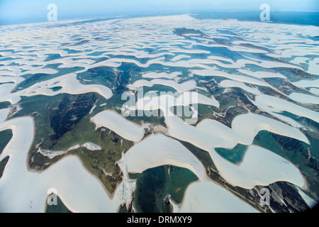 Regenwasser-Teichen gefangen in weißen Dünen, Lencois Maranhenses National Park, Brasilien, Atlantik Stockfoto