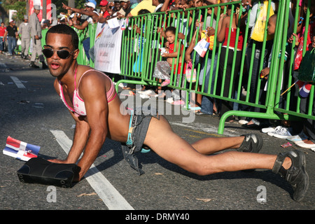 Karneval-Teilnehmer führt während der Dominikanischen Karneval in Santo Domingo, Dominikanische Republik. Stockfoto