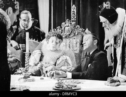 Zeit fliegt 1944 Gainsborough Film mit Tommy Handley und Olga Lindo als Queen Elizabeth Stockfoto