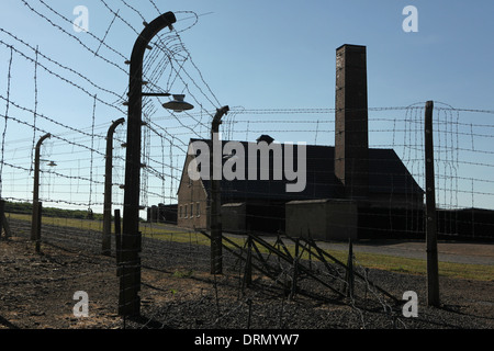 Krematorium und elektrifizierten Stacheldraht im KZ Buchenwald in der Nähe von Weimar, Deutschland. Stockfoto