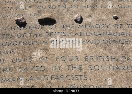 Steinen im Gedenken an britischen und kanadischen Opfer im KZ Buchenwald bei Weimar, Deutschland. Stockfoto