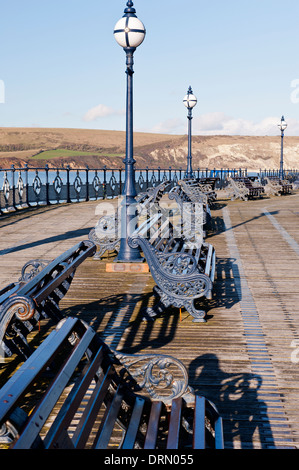 Sitze Sitzbänke und Lampe Standards auf der Pier Swanage Swanage, Dorset England UK Stockfoto