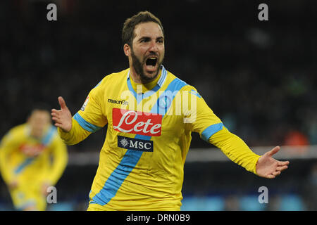 Neapel, Italien 29. Januar 2014. Gonzalo Higuain feiert nach der Wertung des SSC Napoli in Aktion während Fußball / Fußball: italienische TIM Cup-match zwischen SSC Napoli und SS Lazio im Stadio San Paolo in Neapel, Italien. Stockfoto