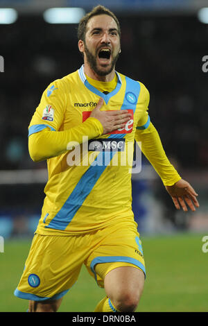 Neapel, Italien 29. Januar 2014. Gonzalo Higuain feiert nach der Wertung des SSC Napoli in Aktion während Fußball / Fußball: italienische TIM Cup-match zwischen SSC Napoli und SS Lazio im Stadio San Paolo in Neapel, Italien. Stockfoto